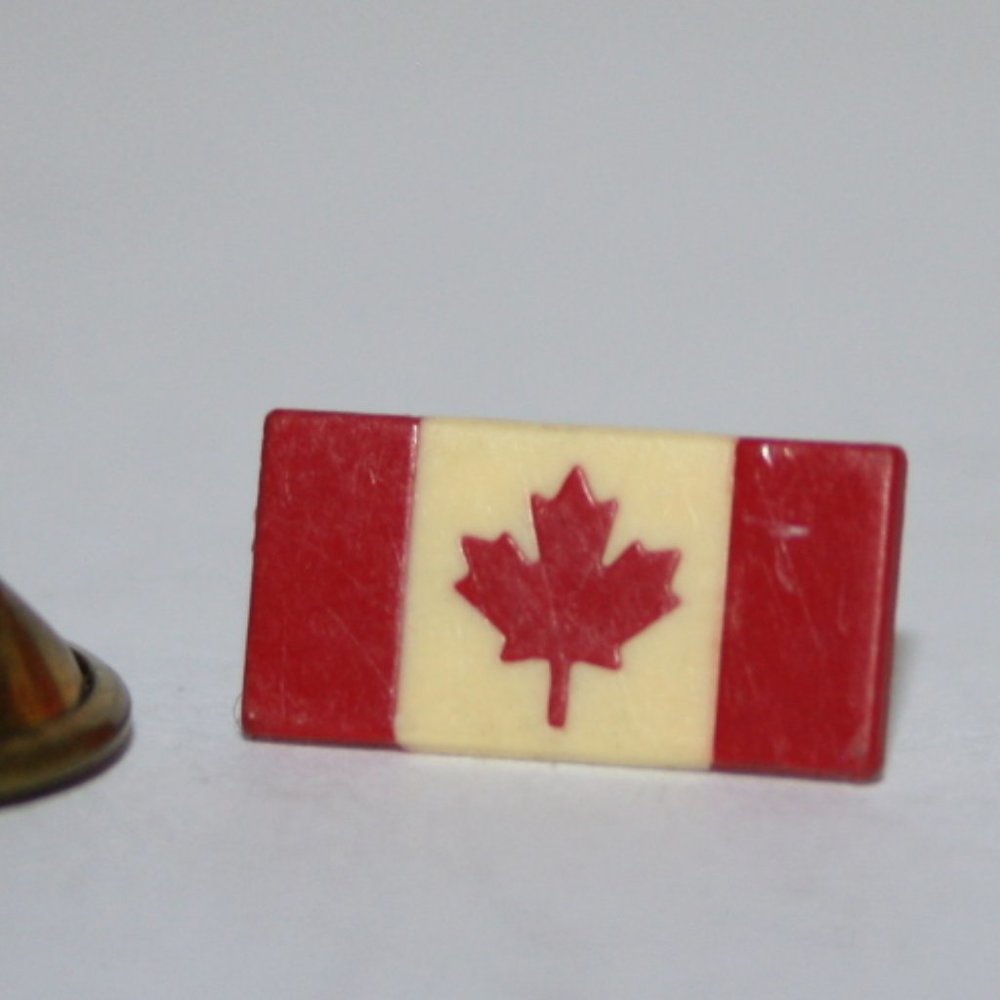 🍁 Vintage Canadian Flag Lapel Pin · 0.5" 🍁